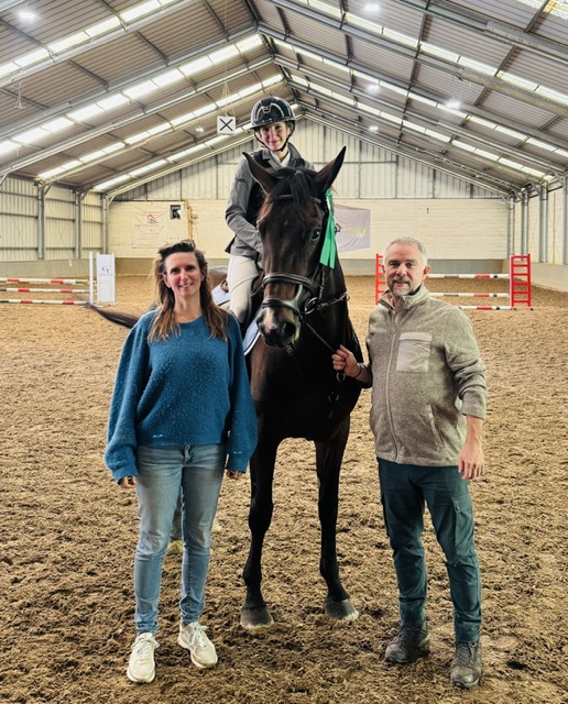 Het BHQ team: Anke Balleux, Charlie Pignatelli en Jo Janssens met een paard in de binnenbaan